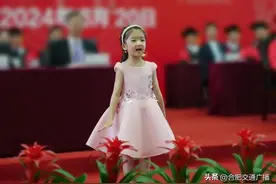 延边大学毕业典礼小女孩唱送别赢全场掌声 是个大大方方的东北女孩图片