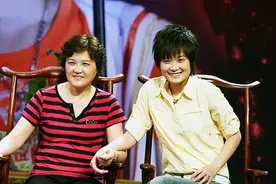 李宇春校园造型唱情歌上热搜！她住1000平米别墅，40岁仍未婚图片