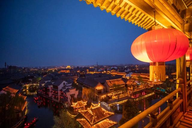 秋光正好，登高祈福正当时！台儿庄古城复兴楼“登高祈福”活动已开启，愿你拾级而上，步步皆好运！