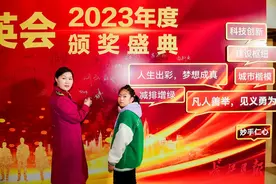 “我的妈妈是英雄！可她平时连我都抱不动”图片