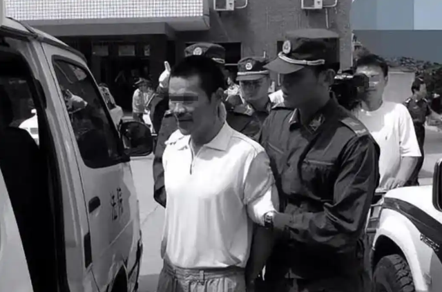 2002年，东北第一杀手李正光被执行死刑，临走要求：想喝一碗白酒