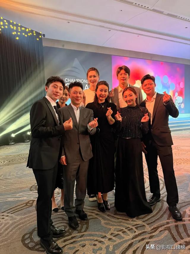 郭晶晶夫妻俩在高铁站被偶遇,没有戴口罩,霍启刚拉着破旧行李箱