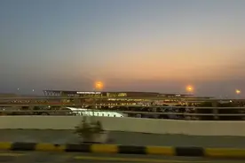 最新：印度一战机被击落，飞行员被俘；32个机场暂停，约70%电网瘫痪！华人讲述惊险经历→图片