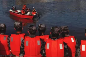 越闹越大！武汉收费员拦下15名抗洪战士，要交过路费才能够放行！图片