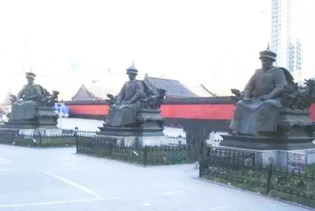 2005年沈阳，皇寺广场上的清十二帝像
