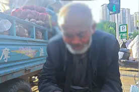 暖心！许老汉进城卖红薯，不料出事故，交警和超市联手帮助 律师：执法有温度！图片