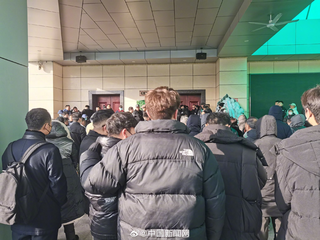 何晴告别仪式临时开放，影迷排队道别，六小龄童、唐国强等送来挽联，儿子追忆：在我心里北京初雪为妈妈而下