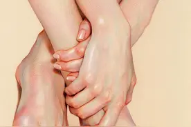 太离谱！44岁画家把手画活了，放大细节后：99%的网友都怀疑眼睛图片