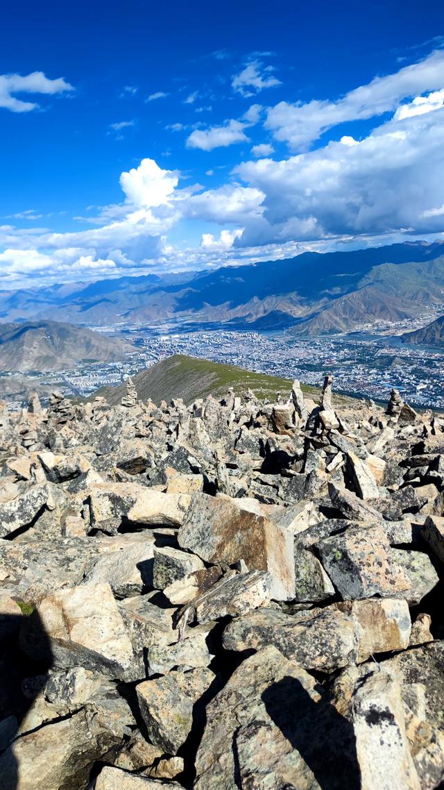 爬拉萨哲蚌寺后山，从海拔3600米到山顶5300米，上下20公里