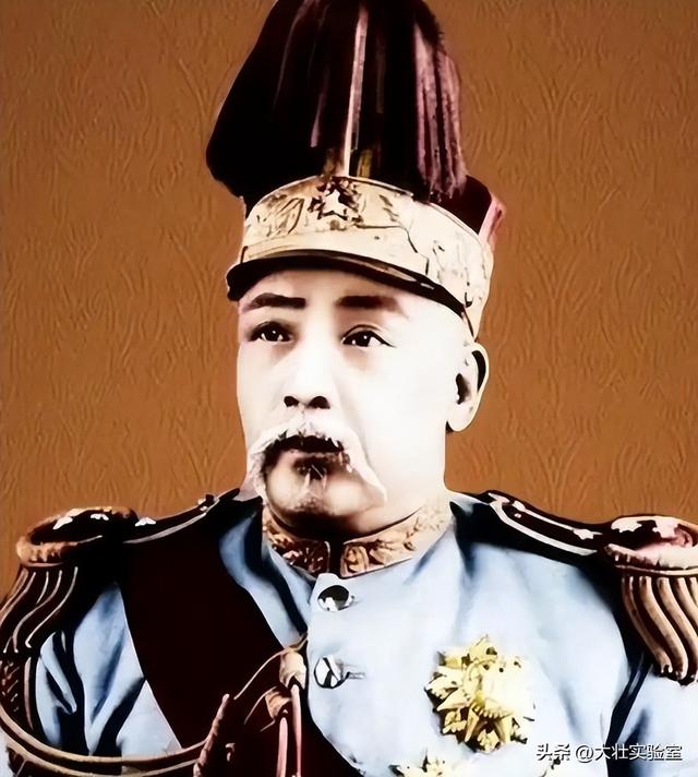 袁世凯的真实老照片：穿龙袍坐龙椅接受朝拜，姨太太确实漂亮！