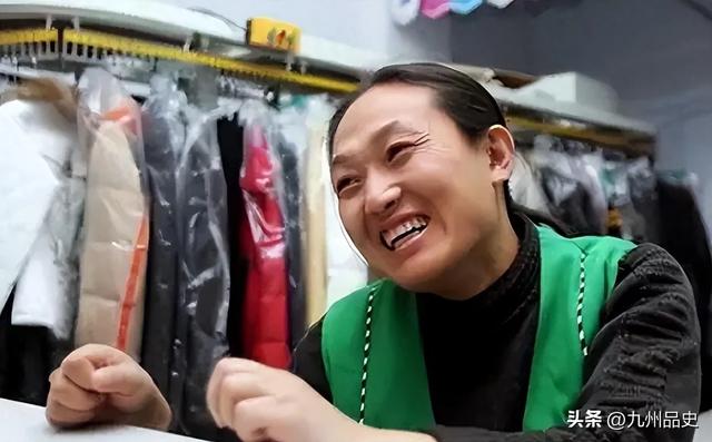 她是9枚金牌的冠军，被教练下药终身不育，退役后当搓澡工嫁和尚