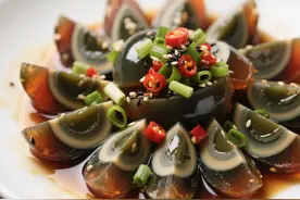 这道家常菜差点要了夫妻命！医生紧急提醒：夏天千万不能这么吃图片