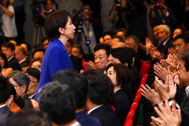 等不来北京贺电，高市早苗公开对华态度，把中国称为“重要邻国”