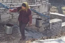 父亲去世后继母选择偷偷离开，在路边见她吃雪解渴，我瞬间哽咽了图片