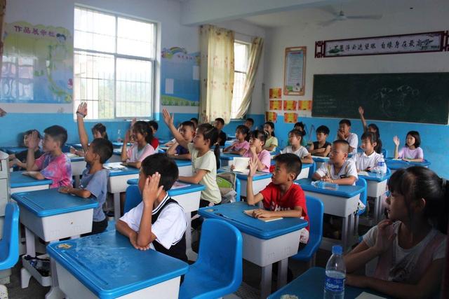 小学音乐老师疑在百人群内咒骂全班得甲流，当地教育局已给出回应