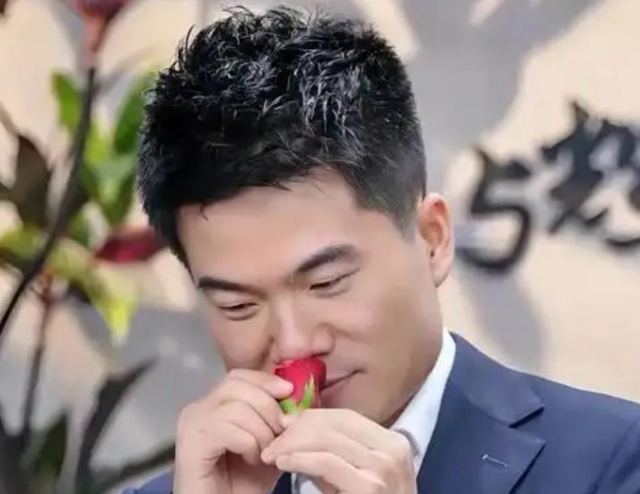 没想到，董宇辉受邀观礼阅兵才1个月，竟再次令所有人刮目相看