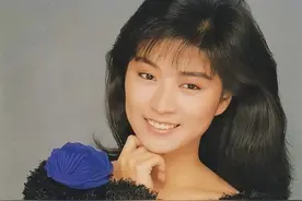 她是“飞鹰三姝”成员，曾因痴恋王杰愿当继母，如今还完20年房贷图片