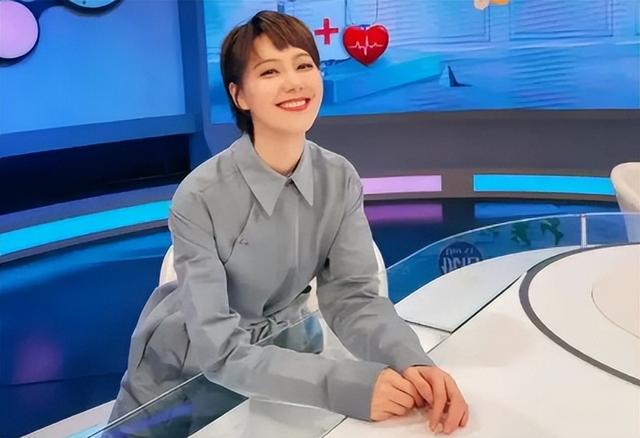私生活混乱？遭央视“开除”？被传和小尼结婚的她，如今怎么样了