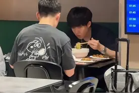 多哈再见！王楚钦机场买酒装满箱，莎莎佳佳同行，王皓心情大好图片