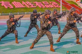 “三伏”砺兵正当时！武警广西总队玉林支队开展多课目训练图片