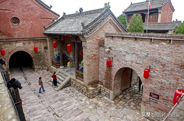 山西介休：张壁古堡暑期旅游升温