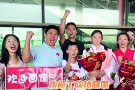 奥运冠军丁欣怡回京 重庆老乡辣子鸡迎接图片