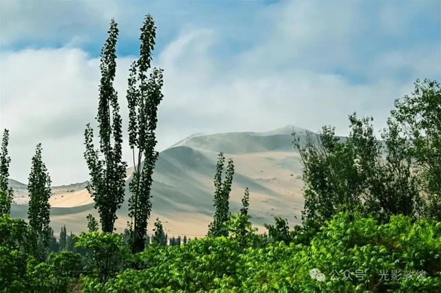 【雨后,敦煌神奇的一幕出现了】云遮雾罩鸣沙山