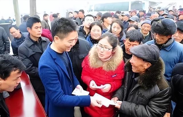 刘强东返乡发超万件年货	，令人恶心的事却发生，父亲被人围堵塞信