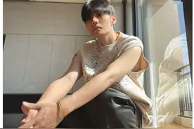 李荣浩穿无袖上衣更新自拍，手上金手镯抢镜，原来男明星也戴黄金图片