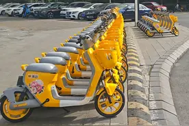 洛阳共享电单车上新“牡丹”元素 穿汉服、骑花车，氛围拉满！图片