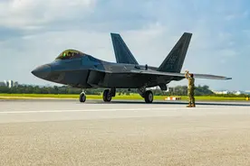 美军大批F22部署日本，歼16展示了实力，空战不一定会输？图片