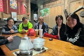 海哥量地球，小奎阿娟被围观，场面尴尬，小奎前后对比判若两人图片