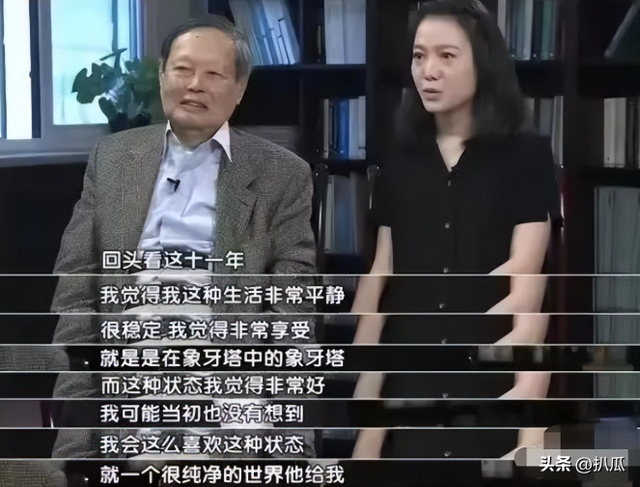 杨振宁葬礼刚结束，恶心的一幕就出现了！遗体盖国旗都被人质疑