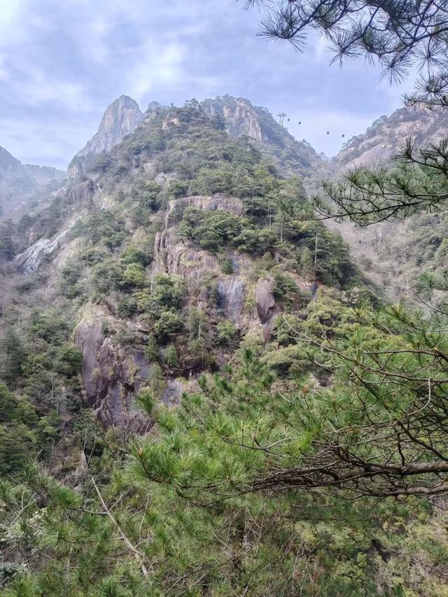 漫步黄山松掩山丛树杪，云隐仙踪徒步蹬道千阶