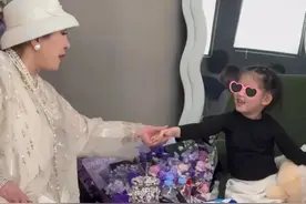 郭碧婷带女儿为婆婆庆生，向芷活泼可爱嘴又甜，向太拉小手不撒开图片
