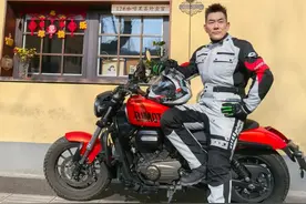 任贤齐骑摩托逛南京！解密爆款闪300图片