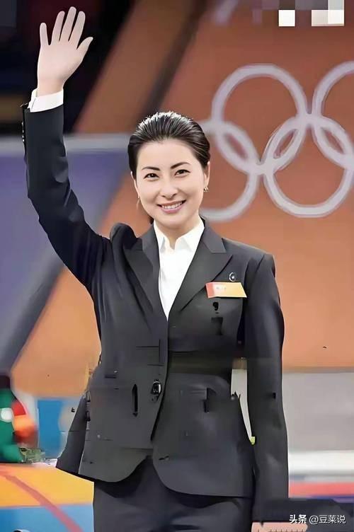 全网恭喜！45岁霍启刚又升职了，级别很高，妻子郭晶晶立了大功！