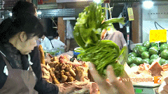 逛菜市场像逛博物馆？昆明菜市场惊现“菜导”