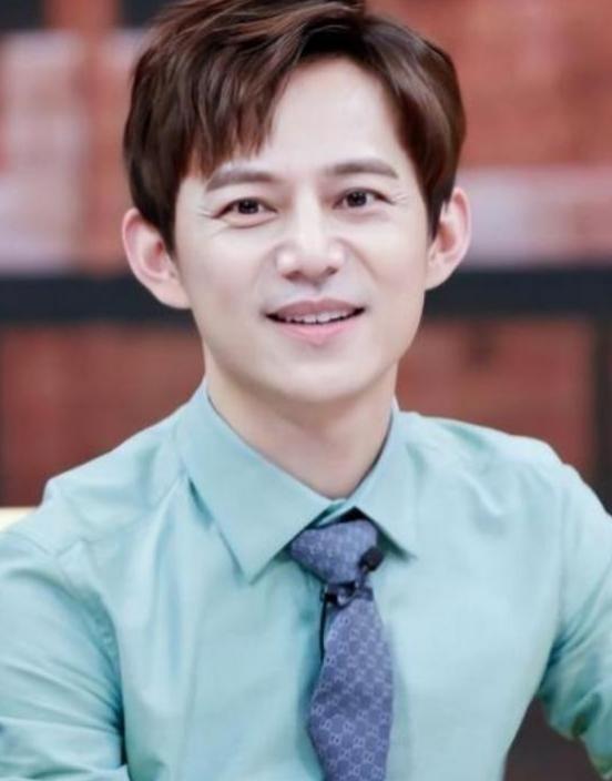 世上没后悔药？无妻无子、与保姆相伴的何炅，走上了另外一条道路