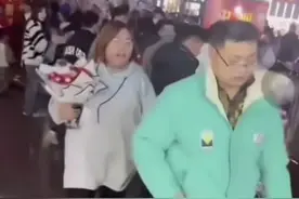 笑不活了！大型网恋奔现翻车现场，男子扭头就走，胖妹追上三连击图片