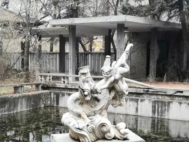 80 年代的东北江南园林，20年后变废墟，现靠几片叶子“死而复生”