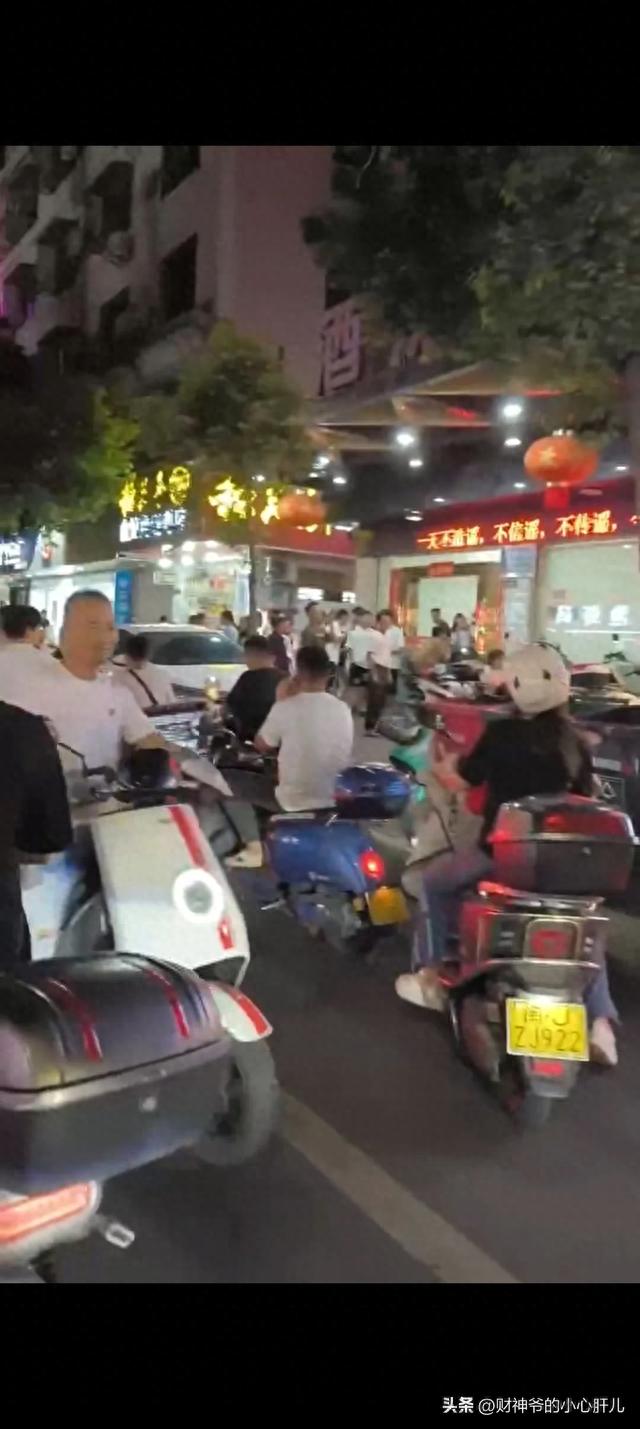 男女闹市街头不雅行为，男子抽烟很享受，现场围观者还有很多儿童
