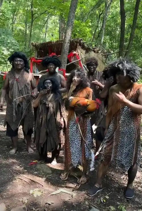 解放军在云南原始森林	，发现一群男女，他们住草棚靠野果捕猎为生