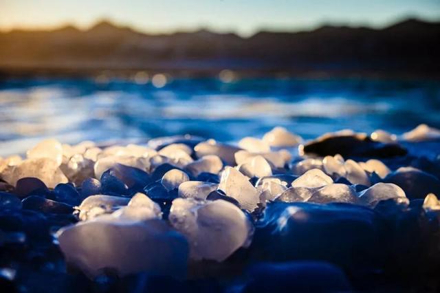 西藏天湖冬日变蓝宝石秘境，千里冰封宛如异星