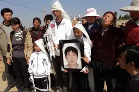 出殡送丧列队，排在最前面的是谁？图片