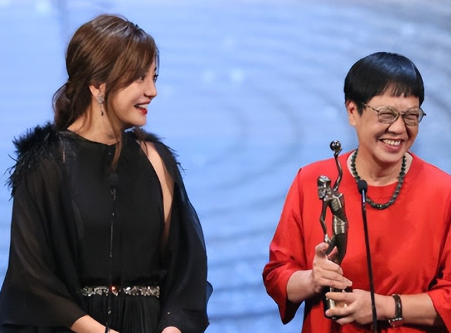 封杀四年，49岁赵薇突传消息	，因胃癌去世传闻5个月前就真相大白