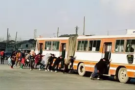 八十年代挤公交车的那些事，车坏了乘客们下车帮着推图片