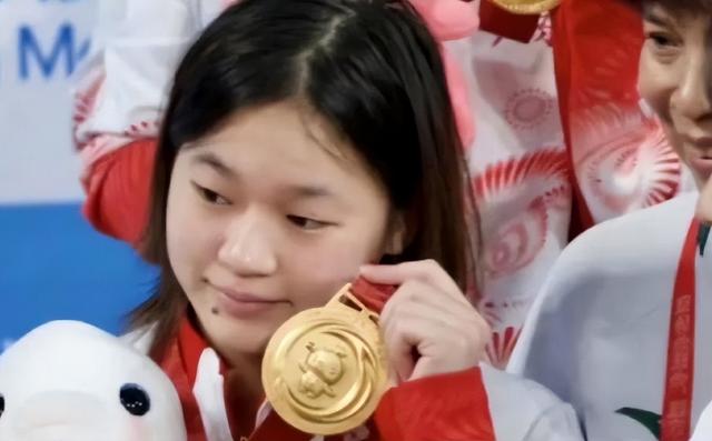 全红婵夺金仅3天，出现2件令人担心的事，央视下场发文为她撑腰