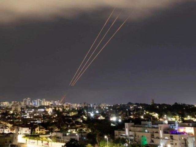 伊朗75枚导弹突破防线！以色列承认损失惨重，最致命弱点暴露无遗