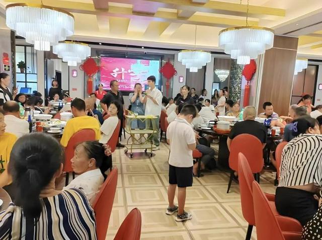 “想要收礼钱想疯了？”南阳一女生考上大专举办升学宴，本是一件喜事，评论区却骂声一片！